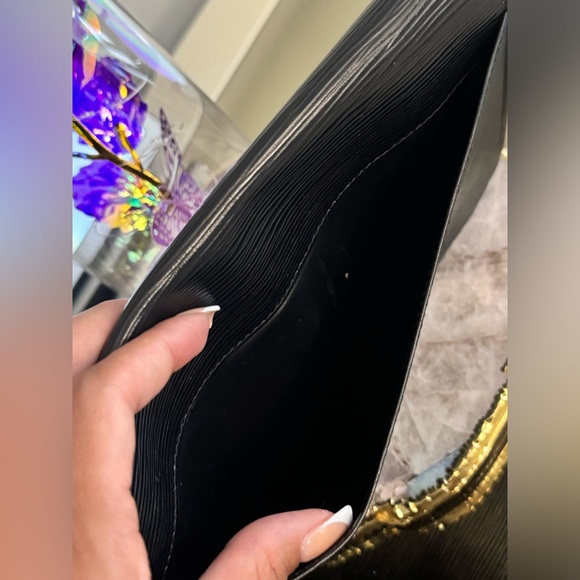 LOUIS VUITTON Epi Montaigne Clutch - Picture 7 of 10